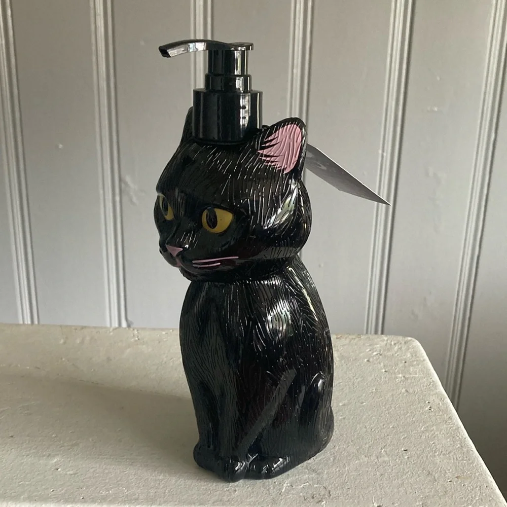Brand NWT- 18oz- Large Black Cat 🐈‍⬛ Bottle- Haunted Berry Scented Hand Soap
